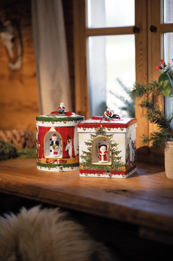 Stylowy lampion Mikołaj i dzieci 17 cm – Villeroy&Boch – Christmas Toys – zbliżenie detalu