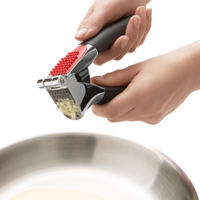 OXO - GOOD GRIPS - Praska do czosnku czarna - obrazek 3